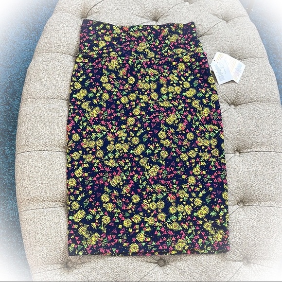 💕NWT Lularoe Cassie Floral & Geometric shapes Pencil Skirt💕 - Picture 2 of 7